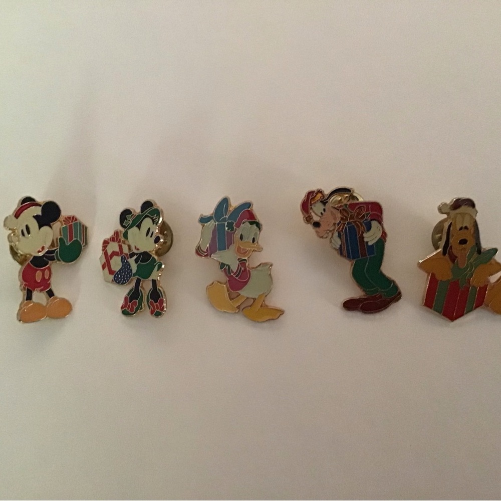 Disney Enchanted Christmas 5 pin set 1998. Mickey, Minnie, Donald, Pluto…